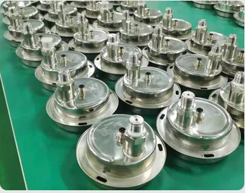 Nihai inceleme için hazırlanan paslanmaz çelik transmitter bileşenleri