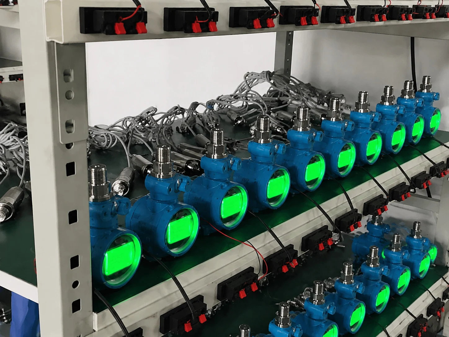 Enerjili yaşlandırma kontrolü sırasında çalışan basınç transmitterleri