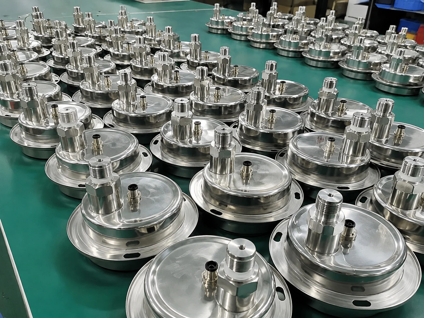 Nihai inceleme için hazırlanan tamamlanmış paslanmaz çelik transmitter düzenekleri